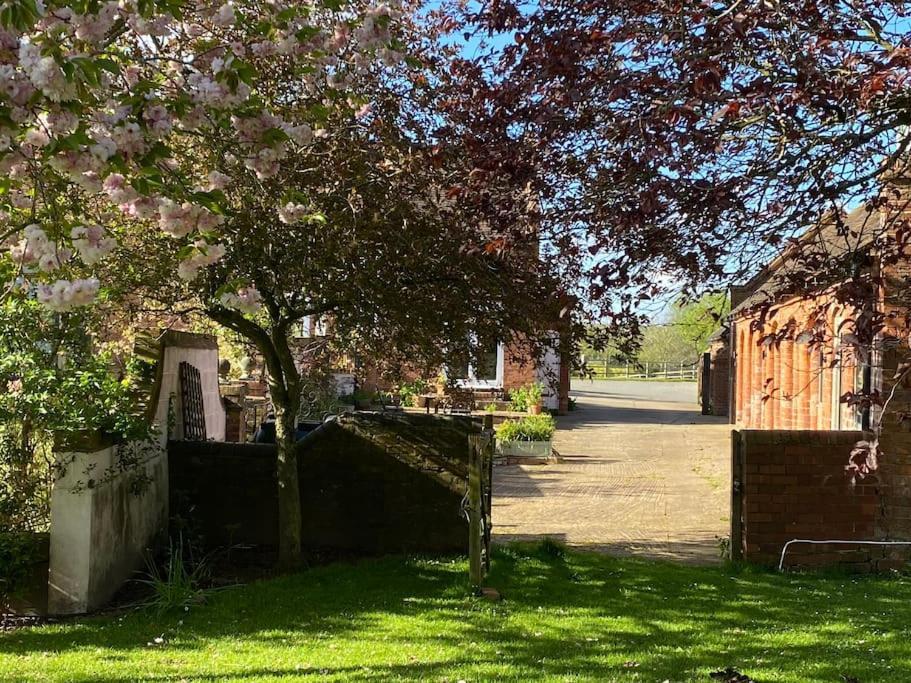 Cottage Barn Conversion On Working Farm Worcester Exterior foto